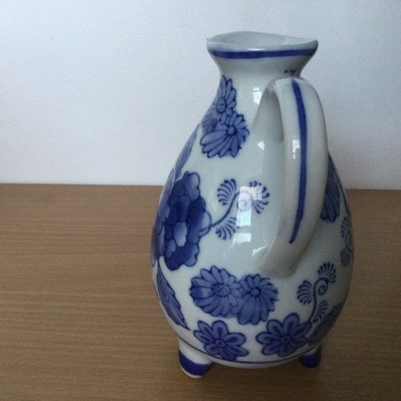 Chinese blue and white jar vase decoration footed handled floral made in China - Picture 4 of 5